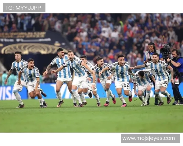 足球明星运动风穿搭解析时尚潮流与运动精神的完美结合